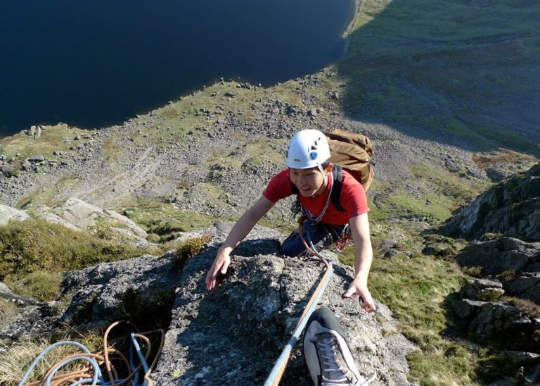 Fox參加愛丁堡大學登山社，於英格蘭湖區攀岩時留影。照片來源：Fox